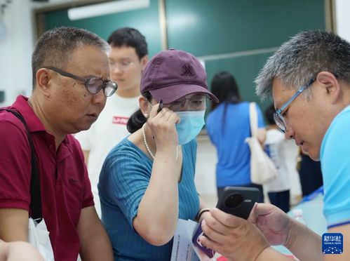 上海举行2025年高校招生志愿填报现场咨询会，助力考生科学规划未来