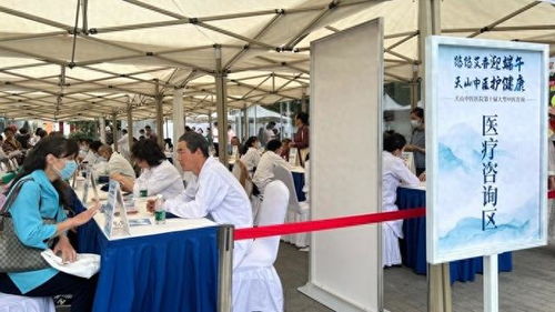 市民亲手体验制作香囊，医院十年如一日提供大型中医咨询服务